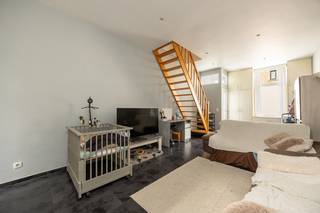 (EPC, grondplan en Asbestinventaris kan u terugvinden bij "Documenten" op de Wellimmo-site)<br />Algemene info<br /><br />Starterswoning met 3 slaapkamers (waarvan één zolderkamer ingericht als volwaardige kamer), gelegen op een perceel met een ruime zuid-gerichte tuin van ca. 225 m².<br />De woning beschikt over zonnepanelen wat zorgt voor een energiezuiniger verbruik en lagere kosten. <br /><br />Ligging<br /><br />Gelegen in het centrum van Vrasene, op wandelafstand van winkels, scholen en openbaar vervoer. Dankzij de centrale ligging geniet u van een vlotte bereikbaarheid richting Beveren en omliggende gemeenten, terwijl u toch rustig woont in een aangename woonomgeving.<br /><br />Indeling<br />Gelijkvloers<br />U betreedt de woning via de inkomhal die toegang geeft tot de leefruimte. De woning beschikt over een woonkamer en eetkamer in open verbinding, gevolgd door de keuken achteraan. Verder vindt u op het gelijkvloers een badkamer, apart toilet en een gang die toegang geeft tot de tuin.<br />Eerste verdieping<br />Op de eerste verdieping bevinden zich 2 volwaardige slaapkamers, een traphal en een extra toilet.<br />Tweede verdieping<br />Via een trapluik bereikt u de zolderverdieping, die werd ingericht als derde slaapkamer.<br /><br />Troeven<br />- Zuidgerichte tuin van ca. 225 m²<br />- Zonnepanelen aanwezig<br />- 3 slaapkamers (incl. ingerichte zolderkamer)<br />- Centrale ligging in Vrasene<br />- Ideale starterswoning met potentieel<br />- Praktische indeling met apart toilet op elk niveau<br />- Conforme elektriciteit<br /><br />Interesse? Contacteer ons via info@wellimmo.net of bel naar 03 225 00 68