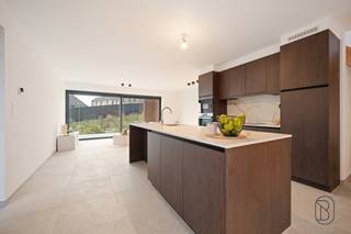 <article>
<div>
<div>
<div>
<div>
<div>
<div>
<p><strong>Ontdek dit kleinschalig project van 4 energiezuinige woningen waar comfort, kwaliteit en toekomstgericht wonen centraal staan.</strong></p>
<p>Deze <strong>moderne BEN-woningen</strong> zijn gebouwd volgens de hoogste normen en uitgerust met de <strong>nieuwste technieken</strong> op vlak van energiezuinigheid en wooncomfort. Denk aan optimale isolatie, ventilatiesystemen, hoogwaardige beglazing en duurzame installaties die zorgen voor <strong>lage energiekosten</strong> én maximaal woonplezier.</p>
<p>Elke woning biedt een <strong>ruime bewoonbare oppervlakte van 144 m²</strong>, ideaal ingedeeld voor gezinnen die op zoek zijn naar licht en ruimte. Bovendien liggen de woningen op <strong>zuidwestgerichte percelen van 256 m² tot maar liefst 791 m²</strong>. Hierdoor geniet je het hele jaar door van <strong>overvloedige natuurlijke lichtinval</strong> en <strong>zonovergoten tuinen</strong> – perfect voor wie houdt van buitenleven, ontspanning en privacy.</p>
<p><strong>Extra troef:</strong> indien je voldoet aan de wettelijke voorwaarden, kan je deze woning <strong>aankopen aan het verlaagde btw-tarief van 6%</strong>, wat een aanzienlijke financiële besparing oplevert.</p>
<p><strong>Kortom:</strong> deze ontwikkeling combineert hedendaags design met duurzame technologie, royale ruimtes en een uitstekende ligging. De ideale keuze voor wie toekomstgericht en energiezuinig wil wonen in een mooie, groene omgeving.</p>
<p>Wil je meer info, plannen inkijken of een bezoek inplannen? Neem gerust contact op: emiel@immobeguin.be</p>
</div>
</div>
</div>
</div>
<div></div>
<div>
<div></div>
</div>
</div>
</div>
</article>
<div></div>