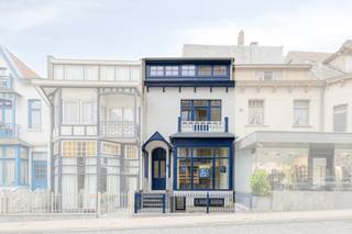 Deze volledig gerenoveerde, instapklare woning ligt op slechts 20 meter van de Zeelaan, vlak bij de Markt en op wandelafstand van het strand.<br /><br /><strong>INDELING:</strong>
<ul>
<li><strong>Gelijkvloers</strong>: de woning omvat een ruime leefruimte. De ingerichte keuken en volledig vernieuwede keuken is voorzien alle toestellen en afgewerkt met een stijlvolle keramische vloer. <br />Apart toilet.<br /> </li>
<li><strong>Eerste verdieping: </strong>Hier bevinden zich twee volwaardige slaapkamers. De badkamer is uitgerust met een inloopdouche, een dubbel lavabomeubel en een handdoekradiator.<br /> </li>
<li><strong>Tweede verdieping:</strong> Twee ruime slaapkamers. Tweede badkamer met inloopdouche lavabomeubel en toilet.<br /> </li>
<li><strong>Kelderverdieping: </strong>Diverse mogelijkheiden als fietsenberging of ontspanningsruimte,…</li>
</ul>
<br /><strong>TROEVEN:</strong>
<ul>
<li>Nieuw dak voorzien van de nodige isolatie</li>
<li>Nieuw schrijnwerk</li>
<li>Elektriciteit conform</li>
<li>Centrale ligging</li>
</ul>