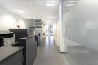 Dit recente kantoor te huur van ca. 456m² is vlot bereikbaar gelegen in de Dirk Martenslaan 17 te Izegem. (naast het ING-kantoor). Op...