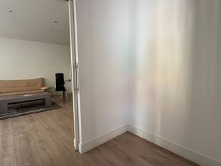 Dit ruime gelijkvloerse (rolstoelvriendelijke) appartement van 97 m² is momenteel verhuurd via Thuiswest (sociaal verhuurkantoor) en vormt een interessante opportuniteit voor wie op zoek is naar een vastgoedinvestering met lopende verhuur en of iemand die iets zoekt om zelf na enkele maanden in te wonen.<br />Het appartement is het grootste van vijf gelijkvloerse appartementen die naast elkaar gelegen zijn en door dezelfde eigenaar te koop worden aangeboden. Dankzij de volledig privatieve toegang, los van de gemeenschappelijke inkom, draagt dit appartement niet bij in de syndicuskosten.<br />De indeling is als volgt: een overdekte inkomruimte met privatieve voordeur, inkomhal met plaats voor een jassen- en schoenenrek, gevolgd door een schuifdeur naar de ruime en lichtrijke leefruimte met grote raampartijen. Aansluitend bevindt zich de moderne open keuken met toestellen en een praktische berging.<br />Verder beschikt het appartement over een afzonderlijk toilet, twee volwaardige slaapkamers en twee badkamers. De eerste badkamer is uitgerust met wastafel en douche. De grote slaapkamer biedt toegang tot de achterzijde van het gebouw. De tweede slaapkamer sluit aan op een ruime badkamer met ligbad, dubbele lavabo en toilet.<br />Aan de achterzijde bestaat bovendien de mogelijkheid om een privatieve autostaanplaats(en) aan te kopen voor € 10.000 per staanplaats.<br />De ramen werden vernieuwd in 2016 en er is elektrische verwarming ( epc c).<br />Interesse? Neem vrijblijvend contact op met Maggie via maggie@vastgoednorman.be of 0479 40 24 04.