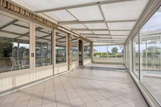 Bent u op zoek naar handelspand met woonst op een absolute zichtlocatie, een unieke locatie voor wonen en werken, of een strategisch gelegen projectgrond voor herontwikkeling? Aan de Rijksweg 618 te Maasmechelen biedt dit veelzijdige vastgoedgeheel van 37a 97ca een zeldzame combinatie van directe commerciële mogelijkheden en een enorm ontwikkelingspotentieel.<br /><br />INDELING  <br />Gelijkvloers <br />Handelspand (385 m²): Ruime brasserie met overdekt terras, een buffetkast- /toogzone, een professionele keuken, dames- en herentoiletten.  <br /><br />Woongedeelte (146 m²): Inkomhal met trappenhal naar de verdieping en toegang tot de kelder, een L-vormige woonkamer met sierschouw, een keuken met eethoek en toegang tot het achterliggende terras, een berging, een vestiaire en gangen.  <br /><br />Eerste verdieping<br />Woongedeelte: 4 slaapkamers, een badkamer, een overloop met vide en bergruimten onder het schuine dak. <br /><br />Kelderverdieping<br />Inpandige garage met afrit en meerdere afzonderlijke kelderruimten (o.a. voorraad, technische ruimte en wasplaats).  <br /><br />MOGELIJKHEDEN<br />De strategisch gelegen percelen aan de Rijksweg vallen onder het Geïntegreerd Stedelijk Project N78 met de bestemming specifiek regionaal bedrijventerrein voor kleinhandel. Dit biedt meer mogelijkheden, visibiliteit en bereikbaarheid dan een standaard handelspand.<br /><br />Toegelaten invullingen:<br />- Grootschalige kleinhandel (Specialty Goods): Showrooms voor meubels, keukens, auto’s, sanitair en bouwmaterialen.<br />- Specifieke functies: Benzinestations, feestzalen of discotheken.<br />- Wonen &amp; Werken: Bedrijfswoning is toegestaan.<br />- Nevenactiviteiten: Kantoren, ateliers, werkplaatsen en horeca.<br /><br />Investeringsopties:<br />- Directe exploitatie: Huidige horecafunctie voortzetten.<br />- Herontwikkeling: Volledige nieuwbouw of commerciële herinrichting.<br /><br />Bestuursmaatregelen in het maatregelenregister: nee