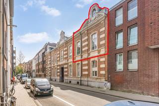 Dit recente appartement (2008) bevindt zich op de bovenste verdieping van de voormalige rijkswachtkazerne en geeft uit op een groene binnentuin. U geniet er van alle voordelen van het wonen in de stad, in een stille en veilige woonomgeving. Alles op wandelafstand!<br /><br />Bestaande uit een inkomhal met een apart toilet en een praktische bergplaats, een lichtrijke leefruimte met een ingebouwd tv- en bureaumeubel en aansluitend een terras, een open keuken, 2 slaapkamers met ingebouwde kasten en een mooie badkamer. Verlichting en gordijnen inbegrepen!<br /><br />In de ondergrond zijn een private autostaanplaats en berging voorzien. Op het gelijkvloers kan u gebruik maken van de gemeenschappelijke fietsenberging.<br /><br />EPC 154kWh(B-label)! Elektriciteit conform! <br /><br />Indien u dit mooie appartement graag bezoekt dan kan u mij steeds bereiken via arnaut@immojanstas.be of op 0495292080.<br /><br />Bijkomende info (EPC, bodemattest, elektriciteitsattest, enz...) kan U hier downloaden ↓
