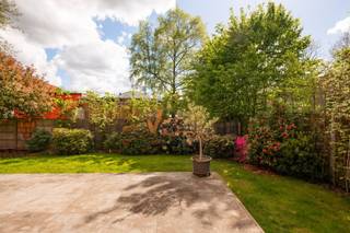 <p><span>Deze ruime woning biedt een uitzonderlijk woonvolume en tal van mogelijkheden. De woning beschikt momenteel over </span><span>vier volwaardige slaapkamers</span><span>, afhankelijk van de noden van de toekomstige eigenaar. De woning is bovendien voorzien van een </span><span>leuke, privatieve en zonnige tuin</span><span>, wat het wooncomfort aanzienlijk verhoogt. </span></p><p><span>Via de wasruimte is er een </span><span>rechtstreekse verbinding met de stockageruimte van +/- 75m²</span><span> ze geeft uit tot de tuin.</span></p><p><span>Indeling</span></p><p><span>De woning beschikt over een </span><span>ruime inkomhal van ca. 19,5 m² (ideaal voor brommer en fietsen)</span><span> met gastentoilet. Aansluitend bevindt zich een centrale hal met toegang tot de kelder.</span></p><p><span>De </span><span>ruime woonkamer van ca. 45 m²</span><span> staat in verbinding met de </span><span>keuken van ca. 15 m²</span><span>, wat zorgt voor een aangename en functionele leefruimte. Trap naar de eerste verdieping waar er </span><span>2 slaapkamers </span><span>zijn.</span></p><p><span>In het achterste gedeelte van de woning bevinden zich:</span></p><ul><li><span>een </span><span>volledig gerenoveerde badkamer</span></li><li><span>Een </span><span>polyvalente ruimte van ca. 30 m²</span><span> in te delen als slaapkamer of tv ruimte/kantoor.</span></li><li><span>een </span><span>ruime wasplaats/berging </span></li><li><span>een slaapkamer met ingebouwde kasten</span></li><li><span> </span></li></ul><p><span>De polyvalente ruimte geeft via een groot schuifraam toegang tot de </span><span>tuin van 145 m²</span><span>, wat zorgt voor een aangename verbinding tussen binnen- en buitenruimte.</span></p><p><span>Pluspunten</span></p><ul><li><span>Uniek en ruim woonvolume, aangename zuidtuin</span></li><li><span>Flexibele indeling met mogelijkheid tot </span><span>4de slaapkamer</span></li><li><span>Nieuwe ramen, electrische zonnetent, pelletkachel, electriciteit conform</span></li><li><span>Gelegen in een </span><span>leuke en rustige buurt in het centrum</span></li></ul><p><span> </span></p><p><span>*De vermelde bewoonbare oppervlakte is gebaseerd op de bruikbare vloeroppervlakte zoals vermeld in het EPC-verslag.</span></p><p><span> </span></p>