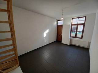 <span>INVESTERING: 4 VERHUURDE rijwoningen te Gent, nabij de Dampoort.</span><br /><span>Deze woningen zijn qua indeling identiek en beschikken op het gelijkvloers over een zithoek, keuken en badkamer. Op de 1ste en 2e verdieping is er telkens 1 slaapkamer voorzien.</span><br /><span>Alle woningen beschikken reeds over dubbel glas en centrale verwarming op aardgas.</span><br /><span>Op heden zijn de woningen verhuurd aan 700€ / 600€ / 795€ / 788€ per maand. Alle huurders wensen graag te blijven wonen.</span><br /><span>Ideaal als investering!</span><br /><span>Renovatieplicht WEL van toepassing (dak isoleren of aantonen dat er mogelijks isolatie zit). Asbestveilig.</span><br /><span>EPC: 597 kWh – UC: 20241104-0003026957-RES-1</span><br /><span>[Gvg, Wg, Gdv, Vkr, Gvv]. G-score: A en P-score: A</span><br /><span>Voor meer info of een bezoek: 0485/85.86.65 of info@vhvastgoed.be</span>