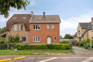 U kan uw bezoek zelfstandig inplannen op onze website www.woonkantoor.be<br /><br />Deze goed onderhouden 3-gevel woning in Lennik is een echte topper voor wie op zoek is naar ruimte, comfort en woonplezier.<br /><br />Indeling: <br />Niveau -1: Kelderverdieping<br />Niveau 0: Inkomhal, woonkamer, eetkamer, gesloten keuken, extra leefruimte, 2 hobby ruimtes en toilet<br />Niveau +1: Badkamer, 2 slaapkamers en bureau<br />niveau +2: Zolderverdieping die als slaapkamer of polyvalente ruimte kan worden ingericht<br /><br />Achteraan bevindt zich een zonnige, onderhoudsvriendelijke tuin met een garage.<br /><br />De ligging van de woning is ideaal, met alle voorzieningen op korte afstand. Of je nu wilt winkelen, sporten of genieten van de natuur, alles is binnen handbereik.<br /><br />EPC label E. Renovatieverplichting van toepassing.<br /><br />Voor meer info: Antony@woonkantoor.be - tel: 0473.63.93.69.