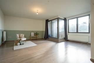 Energiezuinig en instapklaar appartement op een gunstige locatie. Dit appartement geniet van een uitstekende ligging, nabij scholen, winkels en verschillende invalswegen. Het bevindt zich op de bovenste verdieping van een kleinschalig gebouw met lift. De praktische indeling is als volgt:: via de inkomhal met apart toilet bereikt u de berging/wasplaats en de lichtrijke woonkamer met open keuken. Vanuit de leefruimte heeft u rechtstreeks toegang tot het terras.Verder beschikt het appartement over twee ruime slaapkamers en een badkamer met ligbad en lavabomeubel. Met een gunstig EPC-label B en een conforme elektrische keuring is dit appartement perfect instapklaar. Als extra troef bestaat de mogelijkheid om een garagebox aan te kopen.Interesse in dit comfortabele appartement? Contacteer ons en plan snel uw bezoek!