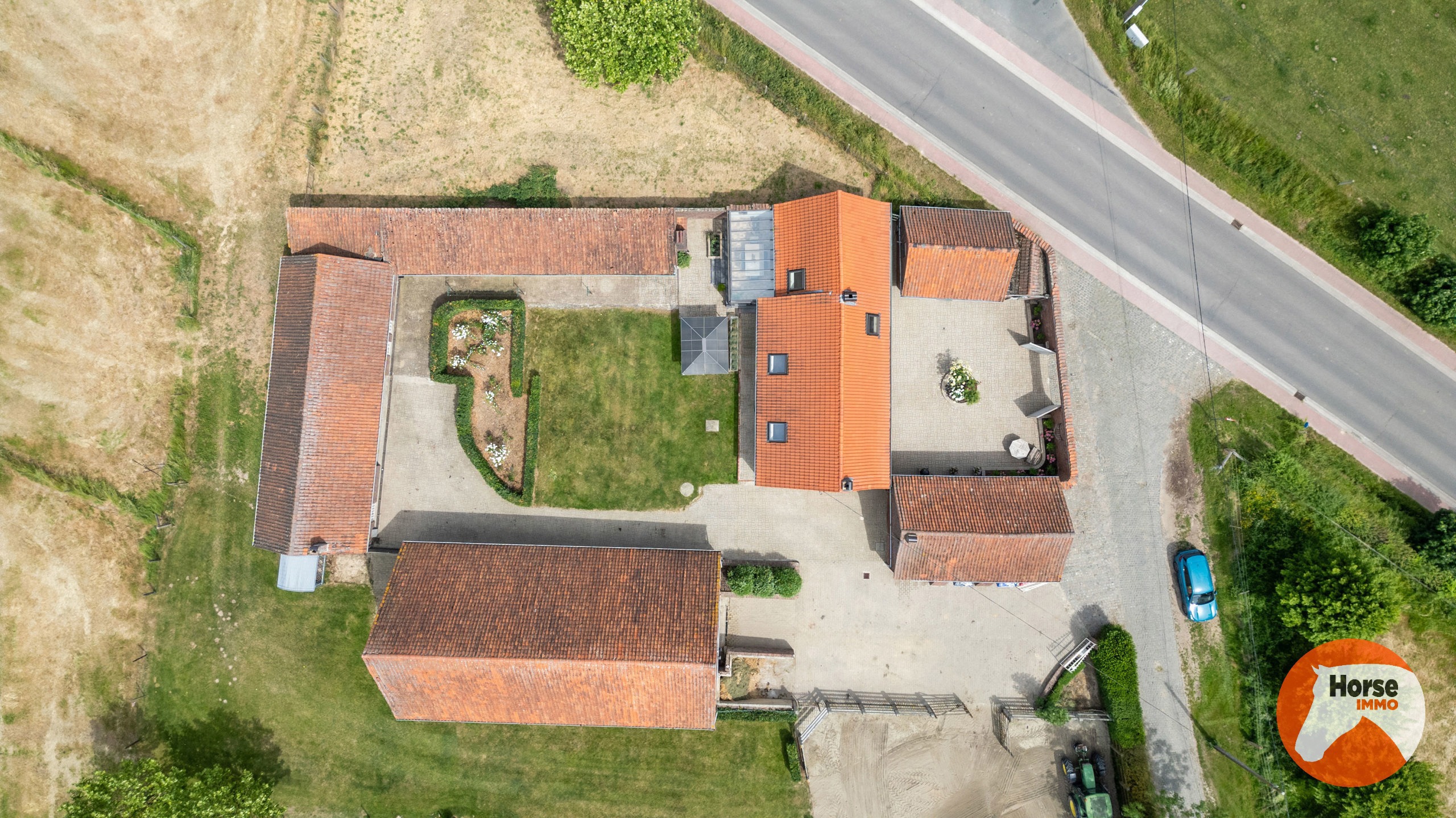 HEIKRUIS - Karaktervolle hoeve met stallen en piste op 1,7ha - foto 4