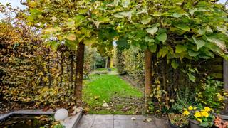 Praktische gezinswoning in rustige straat in het centrum van Turnhout met 3 slaapkamers, garage en ruime tuin.Via de inkomhal heeft u toegang links...