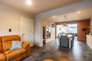 <p><strong>Rustig gelegen woning met veranda, tuin en extra leefruimte op zolder</strong></p>
<p>Gelegen in het rustige en groene Viane vinden we deze charmante familiewoning terug.<br />De woning verwelkomt u via een ruime inkomhal met toilet, gevolgd door een aangename en lichtrijke woonkamer.<br />Aansluitend bevindt zich de volledig geïnstalleerde keuken, met naastliggend een praktische berging/wasplaats.</p>
<p>Verder beschikt het gelijkvloers over een badkamer met inloopdouche en lavabo en een grote garage met daarboven een extra zolderruimte. Ideaal als extra bergruimte! <br />Vanuit zowel de woonkamer als de keuken heeft u toegang tot de gezellige veranda, die uitkijkt op het ruime terras en de zonnige, aangename tuin.</p>
<p>Op de eerste verdieping bevinden zich <strong>twee ruime slaapkamers</strong>. Via een <strong>vaste trap</strong> bereikt u de zolderverdieping, die werd ingericht als <strong>extra zithoek</strong>, maar ook mogelijkheden biedt voor verdere invulling naar eigen wens.</p>
<p>Wordt dit jouw nieuwe thuis? Bel Katrien: 0473/42.76.99 – katrien@cornelis-goeman.be</p>
<p><strong>Vraagprijs: € 355.000</strong></p>