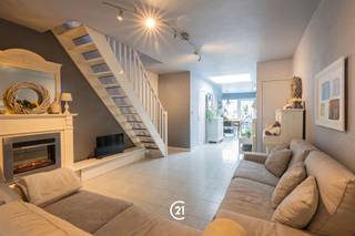 <p>Deze verzorgde woning in de Deinzestraat te Oudenaarde combineert een aangename woonomgeving met een praktische indeling en een aantal mooie extra troeven. De woning bevindt zich op een gunstige locatie, nabij het centrum van Oudenaarde. Scholen, winkels, horeca en openbaar vervoer zijn vanuit de omgeving gemakkelijk bereikbaar.</p><p>Bij het betreden van de woning komen we terecht in een ruime leefruimte die aansluit op de op te frissen keuken. Aansluitend beschikt de keuken over een praktische keukenberging, ideaal voor extra voorraad.<br />Op het gelijkvloers bevindt zich eveneens de badkamer met toilet.</p><p>Op de eerste verdieping treffen we twee ruime slaapkamers.<br />De woning beschikt daarnaast over een toegankelijke zolder, bereikbaar via een vaste trap. Deze ruimte biedt heel wat mogelijkheden en kan, afhankelijk van de noden, dienstdoen als hobbyruimte, bureau, extra bergruimte of eventueel verder worden ingericht. <br />Daarnaast is er ook een kelder, wat zorgt voor bijkomende praktische opslagruimte.</p><p>Een absolute troef is de aangename tuin met zuidwestelijke oriëntatie, als ook de 10 zonnepanelen wat bijdraagt aan een energiezuiniger wooncomfort.</p><p>Op zoek naar een instapklare woning met tuin nabij het centrum van Oudenaarde en de belangrijke invalswegen? Dan is deze woning zeker een bezoek waard! Contacteer ons en ontdek het zelf tijdens een bezoek ter plaatse.</p>