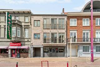 <p>Te koop: Centraal gelegen handelspand met duplex appartement</p><p>In het centrum van Deinze bevindt zich deze instapklare eigendom bestaande uit een handelspand met daarboven een duplex appartement.</p><p>Wat maakt dit pand uniek?<br />De handelsruimte op het gelijkvloers is volledig ingericht met ingemaakte kasten en een toonbank en leent zich perfect voor diverse activiteiten zoals kantoor, showroom, traiteur of handelszaak. Boven bevindt zich het duplex appartement. Indeling: lichtrijke leefruimte, open keuken, gastentoilet, drie volwaardige slaapkamers, dressing en badkamer. Bovendien is er ook nog een ruim terras aanwezig.</p><p>Voor wie is dit ideaal?<br />Ideaal voor zelfstandigen, vrije beroepen of investeerders die op zoek zijn naar een veelzijdige eigendom met commerciële mogelijkheden en comfortabele woonruimte.</p><p>Te koop via Immo Beguin, jouw vastgoedexpert sinds 2009, met kantoren in Ronse, Waregem, Kortrijk, Deinze, Doornik en Lessines.</p>