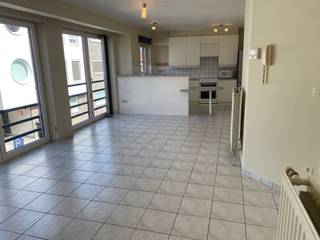 <p><span>GEZELLIG APPARTEMENT MET 2 SLAAPKAMERS EN ZUIDWEST-GEORIËNTEERD TERRAS 10M²</span></p><p><span>1ste verdieping - ligging in centrum nabij station met vlotte bereikbaarheid via N16 en A12</span></p><p><span> </span></p><p><span>Inkomhal met vestiaire / wc met handwas / living met eetplaats met ingerichte keuken (totale opp.: 36m²) / nachthal / 2 slaapkamers (3,5 x 2,9m; 3,2 x 2,4m) waarvan de grootste met toegang tot zuidwest-georiënteerd terras (3,4 x 2,8m) / badkamer (2,1 x 1,7m) met wastafel en ligbad met douchemogelijkheid / berging met wasplaats.</span></p><p><span> </span></p><p><span>Appartement is voorzien van lichtarmaturen</span></p><p><span> </span></p><p><span>Lasten: € 45 / maand.</span></p><p><span> </span></p><p><span>Appartement is bewoonbaar door maximaal 3 personen.</span></p><p><span> </span></p>