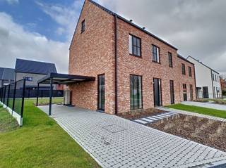 Co Immo verhuurt een NIEUWBOUW woning te TILDONK (Haacht) op circa 3 a 72 ca. STAAT: Deze drie-gevel BEN-woning met een  E-peil van E10 is...