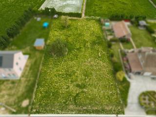 <p>Bent u op zoek naar de perfecte locatie om uw droomwoning te realiseren?<br />Dan biedt dit mooie perceel, bestaande uit 2 bouwgronden en agrarische grond, in het landelijke Mater een unieke kans. Ideaal voor het oprichten van twee halfopen bebouwing op een groene en rustige locatie met prachtig open zicht achteraan.</p><p>Lot 1 (linker bouwgrond)<br />Oppervlakte: 6a07ca<br />Straatbreedte: 12 meter<br />Diepte: 50 meter</p><p>Lot 2 (bouwgrond + agrarisch gebied)<br />Oppervlakte: 10a43ca<br />Straatbreedte: 17 meter<br />Diepte: 55,5 meter<br />Rustige ligging met groene vergezichten<br />Uitstekende bereikbaarheid<br />Geniet van de rust van het platteland zonder in te boeten aan comfort. Winkels, scholen, openbaar vervoer en belangrijke invalswegen bevinden zich op een boogscheut.</p><p>Bouwvoorschriften:<br />Max bouwbreedte: 9m<br />Max. bouwdiepte: 15m (gelijkvloers), 12m (verdieping)<br />Max nokhoogte: 12m<br />Max kroonlijsthoogte: 6m<br />Het bouwen van een veranda is mogelijk binnen de bouwzone. Een carport is mogelijk inpandig of wordt gezien als bijgebouw.<br />Zijtuinstroken moeten bouwvrij blijven<br />Inplanting conform verkavelingsplan</p><p>Waarom kiezen voor dit perceel?:<br />Rustige, groene omgeving<br />Goede verbindingen<br />Harmonieuze verkaveling<br />Prachtig achterliggend uitzicht</p><p>Een uitgelezen kans om te bouwen in het pittoreske Mater ,waar rust, natuur en bereikbaarheid hand in hand gaan.</p><p>Heeft u interesse of vragen? Neem gerust contact op met ons kantoor voor meer informatie of een plaatsbezoek.</p>