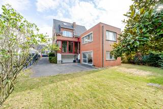 Roeselare. Ruime gezinswoning met 4-5 slaapkamers met extra ruimte voor praktijk / kantoor / hobby aan de stadsrand van Roeselare<br /><br /><strong>FIRST VISIT:</strong> Zat. 22/08 van 14u-15u (enkel op reservatie) <br /><br />Aan de rustige stadsrand van Roeselare vindt u deze karaktervolle en bijzonder ruime gezinswoning met 4 tot 5 slaapkamers. Met meer dan 218 m² bewoonbare oppervlakte, twee polyvalente ruimtes en een volledige kelderverdieping biedt ze uitzonderlijk veel mogelijkheden voor een groot gezin, kantoor, praktijk of hobbyruimte.<br /><br />De woning is degelijk gebouwd en heeft haar authentieke karakter gedeeltelijk behouden.<br />Op het gelijkvloers bevinden zich een aparte, lichtrijke keuken en een mooie rechthoekige leefruimte.<br />De keuken kijkt uit op twee polyvalente ruimtes, verdeeld over twee niveaus.<br />De onderste ruimte heeft rechtstreeks toegang tot de tuin en is eveneens bereikbaar via de zijkant van de woning.<br />Daardoor leent deze zone zich uitstekend voor een vrij beroep, thuiswerkplek, atelier of hobbyruimte. Meer ruimtes voor de kids.<br /><br />Op de eerste verdieping bevinden zich twee slaapkamers, een aparte badkamer en een doorloopkamer die ideaal kan worden ingericht als dressing, bureau of extra slaapkamer.<br /><br />De tweede verdieping verrast met een ruime zolderkamer en praktische ingebouwde kastruimte.<br /><br />De woning is volledig onderkelderd en beschikt er over een aparte wasplaats, technische ruimte en een ruime garage of tuinberging. Een recente gascondensatieketel zorgt voor de verwarming.<br /><br />Via de rechterzijde is er een aparte toegang voor wagens. Deze doorgang biedt ook een afzonderlijke bereikbaarheid van de kantoor- of praktijkruimte. Naast en achter de woning ligt een grasperk. De vele bomen achteraan zorgen voor een groen en rustig uitzicht, maar maken geen deel uit van het perceel.<br /><br /><strong>Troeven :</strong><br />- Meer dan 218 m² bewoonbare oppervlakte<br />- 4 tot 5 slaapkamers<br />- Twee polyvalente ruimtes op verschillende niveaus<br />- Geschikt voor kantoor, praktijk, atelier of hobby<br />- Volledig onderkelderd. Ruime garage of tuinberging<br />- Aparte zij-ingang en toegang voor wagens<br />- Recente gascondensatieketel<br />- Rustige ligging aan de stadsrand<br />- Groen uitzicht achteraan<br /><br />Een unieke woning voor wie veel ruimte, karakter en flexibele gebruiksmogelijkheden zoekt in Roeselare.<br /><br />De woning staat te koop met een vanafprijs. Boven deze prijs wordt ieder bod voorgesteld aan de verkopers.<br />Bel ons vrijblijvend op voor een bezoek en info. Wij begeleiden u graag met de glimlach op zoek naar uw ideale investering & commercieel pand. T. 051 62 40 40.
