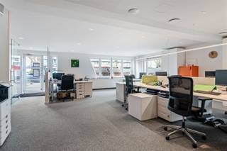 Instapklaar kantoor langs bruisende Lambrechtshoekenlaan.Overal vlakbij, vlot bereikbaar via autostrade en invalswegen.Indeling: inkom, verzorgde...