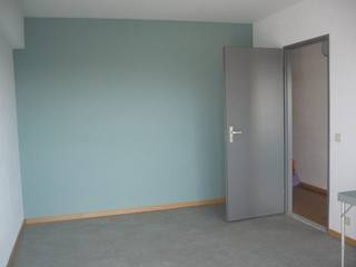 <p>Mooi gerenoveerd appartement op de 19de verdieping – Spinmolenplein, Gent.</p><p>Dit mooi gerenoveerde appartement bevindt zich op de 19de verdieping van het appartementsgebouw aan het Spinmolenplein, vlak bij het Groene Valleipark in Gent.</p><p>Het appartement is geschikt voor maximaal 2 personen en beschikt over een gezellige woonkamer, een keuken, een badkamer en één slaapkamer. Een absolute troef is het ruime terras, waar je volop kunt genieten van het uitzicht.</p><p>Het appartement is voorzien van dubbele beglazing en rolluiken, wat bijdraagt aan het wooncomfort.</p><p>Het gebouw beschikt over een conciërge die instaat voor een vlot beheer en een aangename woonomgeving. Daarnaast zijn er per gebouwdeel drie snelle liften beschikbaar, waaronder één ruime verhuislift.</p><p>Dankzij de gunstige ligging bevinden winkels, voorzieningen en openbaar vervoer zich op een vlot bereikbare afstand. Ook is er voldoende parkeergelegenheid in de omgeving.</p><p>Een comfortabel en verzorgd appartement op een mooie locatie in Gent, ideaal voor wie rustig en praktisch wil wonen.</p>