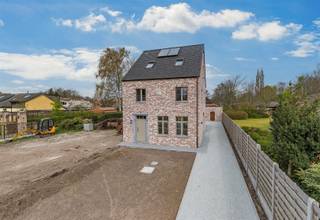 Cette magnifique maison est située dans un cadre de vie très agréable, au cœur de la campagne paisible de Sinaai-Waas.On accède à cette maison ouverte par le hall d'entrée, doté de toilettes pour invités, qui donne sur le spacieux salon formant un tout avec la cuisine ouverte entièrement équipée et offrant une vue sur le jardin situé à l'arrière. Trois chambres à coucher spacieuses et une salle de bains entièrement équipée (baignoire, douche à l'italienne, meuble-lavabo double et WC) se trouvent au premier étage. On y trouve également un escalier fixe menant aux combles, où se trouvent la deuxième salle de bains et deux spacieuses pièces mansardées pouvant être aménagées à des fins diverses.Les espaces de rangement ne manquent pas grâce à la buanderie/débarras pratique au rez-de-chaussée, à un débarras supplémentaire dans les combles et à un abri de jardin.