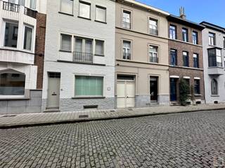 PLAN ONLINE UW BEZOEKAFSPRAAK VIA ONZE WEBSITE : www.immoboss.beDeze rustig gelegen studio werd volledig gerenoveerd en bevindt zich op de eerste...