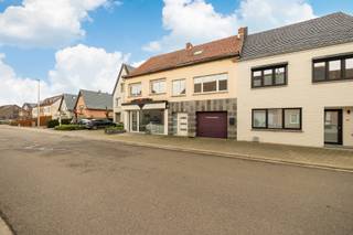 <p><strong>Ruim pand met veel potentieel te koop in Balen – ideaal als woning of combinatie wonen/werken</strong></p>
<p>Op een gunstige locatie nabij het centrum van Balen vind je dit zeer ruime en veelzijdige pand, bestaande uit een handelspand op het gelijkvloers en een instapklaar appartement op de eerste verdieping.</p>
<p><strong>Indeling:</strong></p>
<ul>
<li>
<p><strong>Gelijkvloers</strong>: Momenteel ingericht als winkelruimte met aangrenzende magazijnen, maar dankzij de royale oppervlakte en flexibele indeling perfect om te vormen tot een volledige woning of een combinatie van wonen en werken.</p>
</li>
<li>
<p><strong>Eerste verdieping</strong>: Volledig appartement met 3 slaapkamers, een badkamer, ingerichte keuken en leefruimte.</p>
</li>
<li>
<p><strong>Buitenruimte</strong>: Ruime tuin, carport en een inpandige garage. De garage kan eventueel ook omgevormd worden tot een doorgang of extra woonruimte.</p>
</li>
</ul>
<p><strong>Extra troeven:</strong></p>
<ul>
<li>
<p>Zonnepanelen aanwezig voor 10.800 kWp– ideaal voor wie duurzaam en energiezuinig wil wonen.</p>
</li>
<li>
<p>Centrale ligging, op korte afstand van winkels, scholen en openbaar vervoer.</p>
</li>
<li>
<p>Tal van mogelijkheden voor wie op zoek is naar ruimte, een combinatie wonen/werken of een investering met toekomst.</p>
</li>
</ul>
<p>Een pand met karakter en potentieel – laat je verrassen door de mogelijkheden!<br /><br />Belangrijk:<br />Deze woning is onderworpen aan de renovatieverplichting van de Vlaamse overheid voor residentiële gebouwen (tenzij sloop binnen 5 jaar). Raadpleeg alle info via:<br />🔗 www.vlaanderen.be/renovatieverplichting</p>