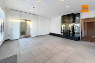 <p><span>Ruime bungalow met grote tuin in rustige, kindvriendelijke buurt.<br /><br />Deze aangename woning met twee slaapkamers is gelegen in een zeer rustige en kindvriendelijke omgeving, binnen de gegeerde gouden driehoek nabij de N16, A12 en E19. Winkels, scholen en openbaar vervoer bevinden zich bovendien op wandel- en fietsafstand.</span></p><p><span>Bij het betreden van de woning kom je terecht in de inkomhal, die toegang geeft tot de lichtrijke woonkamer met eetruimte. Aansluitend bevindt zich de volledig uitgeruste keuken, voorzien van het nodige comfort. Via de nachthal bereik je het apart toilet, de badkamer, twee volwaardige slaapkamers en een multifunctionele ruimte met veranda, die naar wens kan worden ingericht als bureau, hobbyruimte of extra leefruimte.</span></p><p><span>De veranda biedt toegang tot de ruime garage met ingebouwde kasten. Daarnaast is er via de nachthal toegang tot de zolder, ideaal als extra bergruimte.</span></p><p><span>Vooraan beschikt de woning over een ruime oprit en een extra afsluitbare staanplaats. De grote tuin met meerdere terrassen en een tuinhuis vormt een absolute troef voor wie houdt van rust, ruimte en buitenleven.</span></p><p><span>De woning is uitgerust met zonnepanelen en een warmtepompboiler, wat bijdraagt tot een gunstiger energieverbruik en mee resulteert in een EPC-score van 313 kWh/m² jaar, overeenstemmend met label D. Deze score bevindt zich bovendien net onder de grens van label C. Met een beperkte bijkomende investering in dakisolatie, die eenvoudig zelf kan worden aangebracht, kan de woning naar verwachting een EPC-label C behalen. <br /><br />Prijs vanaf 355.000 euro.<br />Voor meer informatie of een bezoek ter plaatse, neem gerust contact op.</span></p>