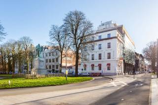 <p>Op een van de meest herkenbare hoeken van de Antwerpse Leien staat dit indrukwekkende neoclassicistische hoekpand, ontworpen door architect L. Van Opstal. Een gebouw met een verhaal, waar de grandeur van vroeger vandaag samenvalt met een sterke en toekomstgerichte vastgoedopportuniteit.<br /><br />Achter de statige gevel schuilt een karaktervol kantoorgebouw dat meteen goed aanvoelt. Via de monumentale inkomhal komt u binnen in een omgeving waar licht, ruimte en authenticiteit centraal staan. De unieke hoekligging zorgt voor grote raampartijen en een open sfeer op elke verdieping, terwijl hoge plafonds en bewaarde historische accenten het geheel een warme, inspirerende uitstraling geven. Geen anonieme kantoorruimte, maar een plek waar mensen graag werken en blijven.<br /><br />Oorspronkelijk gebouwd als stadsresidentie voor de familie Grisar, kreeg het pand doorheen de jaren een nieuwe invulling als professioneel en volledig verhuurd kantoorgebouw. Vandaag vormt het een solide investering, gedragen door stabiele huurders en de blijvende waarde van een uitzonderlijk stuk Antwerps erfgoed. De overdracht gebeurt via een aandelentransactie, wat deze opportuniteit extra interessant maakt voor investeerders die op zoek zijn naar een doordachte structuur.<br /><br />De ligging op de Leien maakt het plaatje compleet. Met de Opera, het Centraal Station en belangrijke verbindingswegen op wandelafstand geniet u hier van maximale zichtbaarheid en een vlotte bereikbaarheid, midden in het bruisende stadsleven maar met de uitstraling van een klassiek stadspaleis.</p>
<article></article>
<article>
<div>
<div>
<div>
<div>
<div>
<div>
<p>Inclusief in deze prijs zijn tevens tien parkeerplaatsen begrepen op het naastgelegen terrein aan de Louiza-Marialei.</p>
</div>
</div>
</div>
</div>
</div>
</div>
</article>
<p><span>Wenst u meer informatie of een discreet gesprek over deze investering? Neem gerust contact op met BROCOR via </span><span>info@brocor.be</span><span> of telefonisch op 03 210 90 20.</span></p>