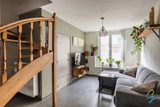<p><strong>TE KOOP GEZINSWONING MET 3 SLP EN TUINTJE</strong></p>
<p>Deze woning in de Steenstraat 10 te Geraardsbergen combineert ruimte, licht en functionaliteit over 3 volwaardige verdiepingen.<br />Bovendien beschikt de woning over een tuin, wat een mooie meerwaarde biedt.</p>
<p>Bij het binnenkomen betreedt u de inkomhal die toegang geeft tot de gezellige leefruimte/zitplaats met open keuken. Aansluitend vindt u een praktische wasruimte en een apart toilet. Vanuit de leefruimte is er connectie met de tuin, ideaal om binnen en buiten mooi in elkaar te laten overlopen.</p>
<p>Op de 1ste verdieping bevindt zich een ruime slaapkamer, een comfortabele badkamer (douche, ligbad, toilet en dubbele lavabo).</p>
<p>De 2<sup>de</sup> verdieping is bereikbaar via een vaste trap en beschikt nog over 2 volwaardige slaapkamers of extra hobbyruimte/bureau.</p>
<p>Interesse?<br />Plan vandaag nog je afspraak in met Kat: 0473.42.76.99. – katrien@cornelis-goeman.be</p>
<p><strong>Vraagprijs: €265.000</strong></p>