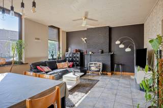 Welkom in Zwijndrecht, op een boogscheut van het centrum kan je deze ruime halfopen bebouwing terug vinden.<br />Vlakbij winkel, scholen en openbaar vervoer.<br /><br /> Je komt de woning binnen via de aparte inkomhal, die toegang geeft tot de lichtrijke leefruimte.<br />Aansluitend bevindt zich de keuken, voorzien van ingebouwde toestellen en voldoende opbergruimte.<br /><br />Vanuit de keuken heb je rechtstreeks toegang tot het terras en de ruime tuin.<br />De badkamer beschikt over een douche, toilet en aansluitingen voor wasmachine en droogkast.<br />Onder de trap is bovendien nog extra bergruimte voorzien.<br /><br />Op de eerste verdieping bevinden zich maar liefst <strong>vier ruime slaapkamers</strong>.<br />Aan de trap is bovendien nog een extra toilet aanwezig.<br /><br />Bron bewoonbare oppervlakte: EPC-certificaat.<br />Renovatieverplichting residentiële gebouwen van toepassing.<br />https://www.vlaanderen.be/een-huis-of-appartement-kopen/renovatieverplichting-voor-residentiele-gebouwen<br /><br />Ben je op zoek naar een ruime woning met een praktische indeling, vier slaapkamers en een grote tuin.<br />Contacteer ons via 03/775.78.79 en plan je bezoek!<br />Ben je ook van plan jouw eigendom te verkopen? Maak een afspraak voor een gratis schatting, wij maken er samen een succesverhaal van!