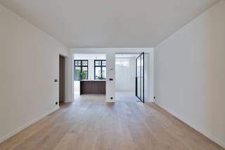 Deze totaalrenovatie in de Albrecht Rodenbachstraat combineert modern wooncomfort met een uitstekende ligging nabij de Kruisvest. <br /><br />Indeling van het huis (175m²):<br /><br />Gelijkvloers: <br />Een uitnodigende inkomhal die toegang biedt tot de lichtrijke en uiterst gezellige woonkamer met een sfeervolle haard. Aansluitend bevindt zich de volledig uitgeruste, high-end keuken die voorzien is van alle moderne comfort en hoogwaardige toestellen. Grote glaspartijen bieden rechtstreeks zicht en toegang tot de prachtig aangelegde en zongerichte tuin.<br /><br />Eerste verdieping: <br />Hier bevinden zich twee ruime en comfortabele slaapkamers, naast een prachtige badkamer die met veel oog voor detail en luxe is afgewerkt.<br /><br />Tweede verdieping: <br />De nachthal geeft toegang tot nog één volwaardige, smaakvol ingerichte slaapkamer.<br /><br />Dit prachtig gerenoveerde huis te koop biedt niet alleen een oase van rust in de zongerichte tuin, maar geniet ook van een uitstekende bereikbaarheid. Gelegen in een rustige straat nabij de Kruisvest in Brugge, bevindt u zich op wandelafstand van lokale winkels, gezellige horecagelegenheden en het openbaar vervoer. Bovendien bent u via de Brugse ring snel verbonden met de belangrijke invalswegen rondom Brugge.<br /><br />Het EPC-attest is momenteel in opmaak. Na de geplande plaatsing van zonnepanelen zal de woning beschikken over een gunstig B-label.<br /><br />Neem vandaag nog contact met ons op voor meer informatie of om dit exclusieve pand te kopen. <br /><br />Bestuursmaatregelen in het maatregelenregister: nee