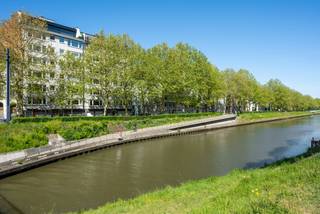 -TREVI GENT - Prachtig gelegen appartement langs de Coupure, ideaal voor wie centraal wilt wonen én genieten van rust, licht en groen. Dit...