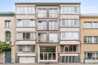 <p>Te koop: Ruim appartement in de Bisschopstraat, op de stadsrand van Antwerpen met gigantisch terras</p>

<p><br />Dit appartement uit 1959 is een verborgen parel in hartje stad. De unieke buitenruimte biedt een zeldzame kans om in een stedelijke omgeving te genieten van frisse lucht en groen. Binnen ervaart u ruimtelijk wonen met een uitzonderlijk gevoel van vrijheid dankzij de slimme indeling en royale leefruimtes. De ligging combineert het gemak van de woonkern met alle voorzieningen op wandelafstand.</p>

<p> </p>

<p>Belangrijkste ruimtes:<br />• Ruime woonkamer (30 m²) met veel lichtinval<br />• Keuken (9,33 m²) met vaatwasser, microgolfoven en gasfornuis<br />• Hal (10 m²) als centrale verbinding<br />• Dressing (5 m²) voor extra opbergruimte<br />• Slaapkamer (15 m²) met rustige ligging en groen uitzicht</p>

<p> </p>

<p>Troeven:<br />• Een buitenruimte die zelden voorkomt in de stad<br />• Ruimtelijk wonen met een uitzonderlijk gevoel van vrijheid<br />• Een verborgen parel in hartje stad</p>

<p><br />Neem vandaag nog contact op met je ERA-makelaar voor een bezoek.</p>

<p><br />JOUW DROOMAPPARTEMENT. ZO GEVONDEN!</p>