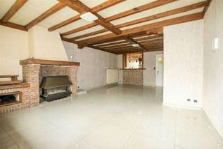 <p><span>Op een uitstekende hoekligging te 8930 Menen (Moeskroenstraat 178-180) bevindt zich deze op te frissen handelswoonst met tal van mogelijkheden.</span></p><p><span>Het pand combineert een commerciële ruimte van ca. 90 m² met een ruime woonst, ideaal voor wie wonen en werken wenst te combineren. De handelsruimte geniet van een goede visibiliteit dankzij de hoekligging en wordt aangevuld met een dubbele garage en praktische bergruimte.</span></p><p><span>De woonst is toegankelijk via een aparte ingang en biedt een aangename indeling met een ruime woonkamer, een lichtrijke woonkeuken en een gezellig stadstuintje. Verder beschikt de woning over maar liefst 6 volwaardige slaapkamers en een badkamer, wat tal van mogelijkheden biedt voor grote gezinnen of combinatie met bureel-/praktijkruimte.</span></p><p><span>Voor het gebouw zijn er bovendien parkeermogelijkheden aanwezig, wat het comfort voor klanten en bewoners extra verhoogt.</span></p><p><span>Kortom, een eigendom met veel potentieel op een strategische locatie, ideaal voor zelfstandigen of investeerders die op zoek zijn naar ruimte en visibiliteit.</span></p>