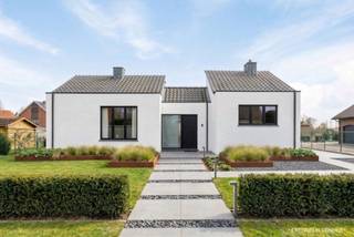 Deze charmante open bebouwing is gelegen in een rustige, residentiële straat in Diepenbeek en bevindt zich op een ruim perceel van maar liefst 11a 35ca. Dankzij de gunstige zuidoriëntatie geniet u hier de hele dag door van zonlicht. De ligging combineert rust met een vlotte bereikbaarheid van scholen, winkels en belangrijke verbindingswegen.<br /><br />De woning werd opgetrokken in 1980 en onderging doorheen de jaren enkele belangrijke renovaties. Zo werden in 2010 het dak vernieuwd en zonnepanelen geplaatst, en werd in 2020 een pelletkachel geïnstalleerd. De solide structuur vormt een sterke basis voor wie de woning verder naar eigen smaak wil opfrissen.<br /><br />Binnenin ontdekt u een split-level indeling met heel wat potentieel. De lichtrijke leefruimte van 24 m² straalt gezelligheid uit, mede dankzij de aanwezige pelletkachel. Hier creëert u moeiteloos een warme thuis waar het aangenaam vertoeven is, zowel overdag als ’s avonds.<br /><br />Aansluitend bevindt zich de keuken van 16 m², die tal van mogelijkheden biedt. Door bijvoorbeeld een veranda te integreren en te kiezen voor een kookeiland, kan u deze ruimte omvormen tot een hedendaagse open leefkeuken met een mooi zicht op de tuin.<br /><br />De woning telt drie slaapkamers met oppervlaktes van 20 m², 11,2 m² en 6,7 m². Ideaal voor een gezin, maar ook perfect voor wie nood heeft aan een bureau, dressing of hobbyruimte. Elke kamer geniet van natuurlijk licht en biedt flexibiliteit in inrichting.<br /><br />De badkamer is momenteel functioneel ingericht en biedt, net als de rest van de woning, mogelijkheden tot modernisering. Dit geeft u de kans om alles volledig af te stemmen op uw eigen stijl en comfort.<br /><br />Verder beschikt de woning over een kelder van 30 m², deels ingericht als inpandige garage met plaats voor één wagen. De overige ruimte leent zich uitstekend voor stockage of als hobbyruimte. Daarnaast is er nog een kruipkelder aanwezig.<br /><br />De buitenruimte vormt een absolute meerwaarde. De ruime tuin met zuidoriëntatie nodigt uit tot genieten, of het nu gaat om ontspanning, tuinieren of gezellige momenten met familie en vrienden. Hier ziet u zichzelf al volop genieten van zonnige dagen.<br /><br />Met 13 zonnepanelen en een totaal vermogen van 4.160 Wp draagt de woning bij aan een energiezuiniger verbruik. In combinatie met de reeds uitgevoerde werken is dit een interessante investering met het oog op de toekomst.<br /><br />De ligging is bovendien bijzonder aantrekkelijk: rustig en residentieel, maar toch centraal met een vlotte verbinding naar Hasselt, universiteiten, winkels en ontspanningsmogelijkheden. Een woning boordevol potentieel, klaar om omgevormd te worden tot uw ideale thuis. Bel ons vandaag nog voor een persoonlijke rondleiding. Wij van Swevers Real Estate helpen je maar al te graag verder. tel. 011 255 155. Bron bewoonbare oppervlakte: EPC-verslag.