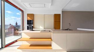 DISCOVERY DAY: Zat. 10/10 van 15u - 17u.Kom als eerste deze woning ontdekken!Laatste 3 appartementen te koop!Dit is de laatste PENTHOUSE.2 privatieve garages + zonnepanelen inbegrepen!Wonen zonder in te boeten op ruimte, rust, comfort mét oog op een energiezuinige toekomst?Met deze uitzonderlijk ruime, hyper-uitgeruste appartementen met uiterst grote terrassen van Residentie Verika is de stap van een huis naar appartement zo beslist!Kwaliteiten:+ parkzone van 2000m² + doodlopende straat voor verkeer+ 2 grote terrassen/app.+ kamers met dressingruimte+ extreem energiezuinig gebouwd (privat. zonnepanelen, zonneboiler, 3 dubbele beglazing, aansluiting regenwater, zonnepanelen voor recup. kosten gemeenschap,...)+ inclusief 2 grote privatieve garages elk met autom. sectionaalpoort!Door de ruimte van de appartementen (116 m² tot 134m² exclusief terrassen!!) met terrassen van 16m² - 84m² is de stap die je wil zetten van een woning naar een appartement tot het absoluut minimum herleid. Reken daarbij de zalig rustige ligging in een doodlopende straat voor verkeer mét zicht op 2000m² parkzone, én de centrale ligging vlakbij winkels, natuur en horeca, dan weet je dat dit een project is, uniek door zijn ligging én uniek door zijn laag-energetische bouwmethode.14 app. reeds verkocht! Nog slechts 8 beschikbaar.Eerst oplevering reeds uitgevoerd. Materiaalkeuze nog steeds mogelijk. Lastenboek, plannen en detail prijzen op aanvraag!