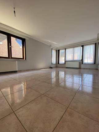 Dit gelijkvloers appartement is gelegen in het centrum van Koekelare en bestaat uit: inkomhal - gastentoilet - woonkamer - keuken - berging -...