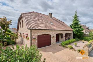 <p><span>Deze zéér ruime woning met 3 à 4 slaapkamers en 2 badkamers is gelegen op een mooi perceel van 6a00ca in een rustige, kindvriendelijke omgeving. </span></p><p><span> </span></p><p><span>Indeling gelijkvloers:</span><span> inkomhal, woonkamer, keuken, hal, inpandige garage, berging, badkamer 1 met bad en douche, apart toilet, veranda. </span></p><p><span> </span></p><p><span>Indeling verdieping:</span><span> nachthal, master bedroom (34 m²!), badkamer met grote inloopdouche, apart toilet, slaapkamer 2, slaapkamer 3, zolderberging. </span></p><p><span> </span></p><p><span>De woning beschikt tevens over een kelder voor extra opslagruimte. </span></p><p><span> </span></p><p><span>Troeven:</span></p><ul><li><span>Zéér ruime woning</span></li><li><span>3 à 4 slaapkamers</span></li><li><span>Lichtrijke woonkamer</span></li><li><span>Ruime keuken</span></li><li><span>2 badkamers</span></li><li><span>Veranda met zicht op de prachtige tuin</span></li><li><span>Inpandige garage</span></li><li><span>Zonnepanelen </span></li><li><span>Zonneboiler</span></li><li><span>Asbestveilige woning!</span></li><li><span>Rustige, kindvriendelijke omgeving</span></li></ul>