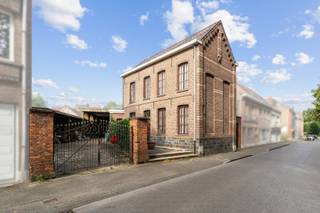 <p><strong>Ben je op zoek naar een volledig te renoveren woning met magazijn en tal van mogelijkheden? Gevonden!</strong></p>
<p>Deze eigendom combineert een ruime woning met een achterliggend magazijn en biedt daardoor een waaier aan opportuniteiten voor handige renovatoren, zelfstandigen of investeerders die op zoek zijn naar een pand met potentieel. Zowel de woning als het magazijn dienen volledig gerenoveerd te worden, waardoor je de kans krijgt om alles volledig naar eigen smaak en noden in te richten. Bovendien wordt momenteel onderzocht welke bijkomende ontwikkelingsmogelijkheden er op het perceel bestaan. Een eventuele projectontwikkeling behoort mogelijks tot de opties, al wordt hiervoor nog verder overleg gepleegd met de stad Aalst.</p>
<p>De woning beschikt over een ruime leefruimte met aansluitend een grote keuken, badkamer, apart toilet en extra bergruimte op het gelijkvloers. Op de verdieping bevinden zich momenteel twee slaapkamers en ruime zolder. De indeling biedt verschillende mogelijkheden om het pand volledig te herdenken en aan te passen aan hedendaagse woonwensen.</p>
<p>Achter de woning bevindt zich een omvangrijk magazijn- en garagegedeelte met verschillende opslag- en werkruimtes. Een absolute troef is de uitstekende bereikbaarheid: het magazijn is toegankelijk voor vrachtwagens en bestelwagens, wat tal van mogelijkheden biedt voor opslag, ambachtelijke activiteiten of een professionele uitbating. Dankzij de ruime doorgang en de verschillende garages is het pand bijzonder interessant voor zelfstandigen die wonen en werken willen combineren. Ook investeerders die op zoek zijn naar een eigendom met ontwikkelingspotentieel vinden hier een unieke kans.</p>
<p>Ben je op zoek naar een renovatieproject met een ruim magazijn en tal van toekomstmogelijkheden? Contacteer ons dan snel voor meer informatie of een bezoek ter plaatse!</p>