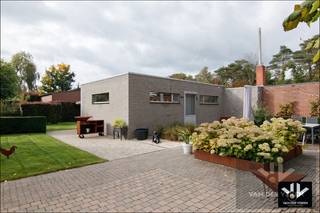 Knap afgewerkte, energiezuinige en ruime woning met vier slaapkamers, guesthouse en tal van mogelijkheden op centrale (maar toch bosrijke!) locatie...