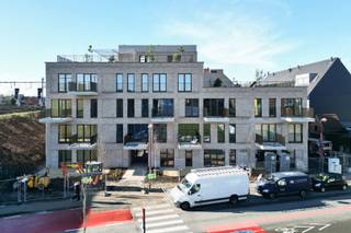 PRAKTISCH: Bezoeken voor deze eigendom verlopen uitsluitend via mijnhuurprofiel.be. Telefoneren om een afspraak te maken is helaas niet mogelijk. Wenst u een bezoek aan te vragen, dan maak je eenvoudig je profiel aan via deze link https://landbergh.mijnhuurprofiel.be/property/4f57bf6b-a222-4ebe-ac7b-d2053a68bab9<br /><br />Dit éénslaapkamer appartement van 66,40 m² bevindt zich op de eerste verdieping van het nieuwbouwproject Thuis aan de Statie, centraal gelegen op de hoek van de Tolpoortstraat en de Ommegangstraat in de stationsbuurt van Deinze. Restaurants, supermarkten, sportverenigingen, scholen en het cultureel centrum liggen in de dichte nabijheid.<br /><br />Het nieuwbouwappartement omvat een inkomhal met apart toilet, een lichtrijke leefruimte met open keuken en berging, één slaapkamer met extra ruimte voor een bureau of dressing en een badkamer voorzien van een douche en wastafel. Daarnaast is er een oostelijk georiënteerd terras van 8,10 m². <br /><br />Daarnaast beschikt de residentie over een gemeenschappelijk daktuin waar bewoners in alle rust kunnen genieten van de buitenlucht en het uitzicht.<br /><br />Het appartement is aangesloten op een eigen warmtepomp in combinatie met vloerverwarming en beschikt over akoestische en thermische isolatie. Bovendien is het appartement voorzien van verlichtingsarmaturen en gordijnenrails.  <br /><br />E-peil: E30 / provisie gemeenschappelijke lasten: €75/maand  / Onmiddellijk beschikbaar