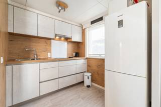 <strong>Oostduinkerke: Gerenoveerde vakantiewoning te koop.</strong><br /><br />In het rustige vakantiedomein Peerdehoek te Oostduinkerke staat een volledig gerenoveerde vakantiewoning met drie volwaardige slaapkamers te koop. De woning is instapklaar en perfect voor eigen gebruik of als investering. Het zonnige, zuidgerichte terras nodigt uit tot ontspannen genieten. Voor de woning bevindt zich een private staanplaats, wat zorgt voor extra gemak. Een unieke kans op zorgeloos vakantieplezier aan de Belgische kust.<br /><br /><strong>Indeling:</strong><br />Gelijkvloers: inkom, keuken, living, berging met toegang tot de tuin, slaapkamer, badkamer.<br />1ste verdieping: twee slaapkamers<br /><br /><strong>Troeven:</strong>
<ul><li>Gerenoveerd.</li><li>Drie slaapkamers.</li><li>Rustig gelegen.</li></ul>
Meer informatie? Contacteer Arne Dewitte via 058 53 37 40