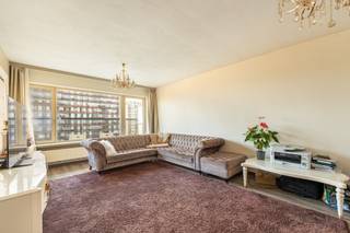 <p>Dit <strong>op te frissen appartement</strong> is gelegen op de <strong>9de verdieping</strong> van een verzorgd appartementsgebouw aan de <strong>Potvlietlaan in Berchem</strong> en geniet van een <strong>prachtig open uitzicht</strong>.</p><p>Een van de grootste troeven is de <strong>zeer grote en lichtrijke leefruimte</strong>, die dankzij de grote raampartijen baadt in natuurlijk licht en rechtstreeks uitgeeft op het <strong>ruime terras</strong>. Vanop deze hoogte geniet men in alle rust van een <strong>vrij en panoramisch uitzicht</strong>.</p><p>Het appartement beschikt over <strong>drie volwaardige slaapkamers</strong>, wat het uitermate geschikt maakt voor gezinnen, thuiswerk of wie extra ruimte wenst. De <strong>keuken</strong> is praktisch ingericht en biedt de mogelijkheid om deze volledig naar eigen smaak te moderniseren.</p><p>Verder omvat het appartement een <strong>badkamer met bad/douche en lavabo</strong>, een <strong>afzonderlijk toilet</strong> en een <strong>inkomhal met ingebouwde kasten</strong>, wat zorgt voor extra opbergruimte.</p><p>Hoewel het appartement <strong>op te frissen</strong> is, beschikt het over <strong>uitstekende basiskenmerken</strong>: een sterke en functionele indeling, <strong>een grote leefruimte</strong>, <strong>drie volwaardige slaapkamers</strong>, een <strong>groot terras</strong>, een <strong>prachtig uitzicht</strong> en een <strong>energiezuinig EPC-label B (167 kWh/m²/jaar)</strong>, waardoor <strong>geen renovatieverplichting</strong> van toepassing is.</p><p>De ligging is <strong>ideaal</strong>, met winkels, openbaar vervoer, scholen en vlotte verbindingen naar het centrum van Antwerpen en belangrijke invalswegen in de onmiddellijke omgeving.</p><p>Plan nu uw bezoek!</p>