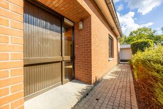 Op zoek naar een comfortabele, gelijkvloerse woning met potentieel in een rustige en groene omgeving? Deze charmante woning op een perceel van 554 m² is gelegen in een kalme straat vlakbij het centrum van Moen, en combineert rust, ruimte en functionaliteit op één niveau.<br />Bij het betreden van de woning kom je terecht in een ruime inkomhal met vestiaire en apart toilet. De lichtrijke woonkamer biedt een prachtig uitzicht op het zonnige terras dat naadloos overgaat in de volwassen tuin — ideaal voor tuinliefhebbers of wie graag geniet van het buitenleven in alle privacy.<br />De woning beschikt over een aparte keuken, twee ruime slaapkamers, een praktische badkamer, en twee bergingen die zorgen voor extra opbergruimte of hobbyruimte.<br />Voor de woning is er parkeergelegenheid voorzien, en achteraan het perceel is er mogelijkheid om een garage te plaatsen, mits het verkrijgen van een bouwvergunning.<br />Met een aantal energiezuinige verbeteringswerken kan dit huis omgevormd worden tot uw ideale droomwoning, perfect voor wie op zoek is naar rust, comfort en alles op het gelijkvloers.<br /><br />Troeven op een rijtje:<br />- Volledig gelijkvloers wonen op 500 m²<br />- Zonnig terras met zicht op een volwassen tuin<br />- 2 grote slaapkamers + 2 bergingen<br />- Rustige ligging, nabij het centrum van Moen<br />- Parking vooraan, mogelijkheid tot garage achteraan<br />- Grote renovatiemogelijkheden naar energiezuinige woning<br /><br />Elk bod wordt voorgelegd aan de eigenaars.