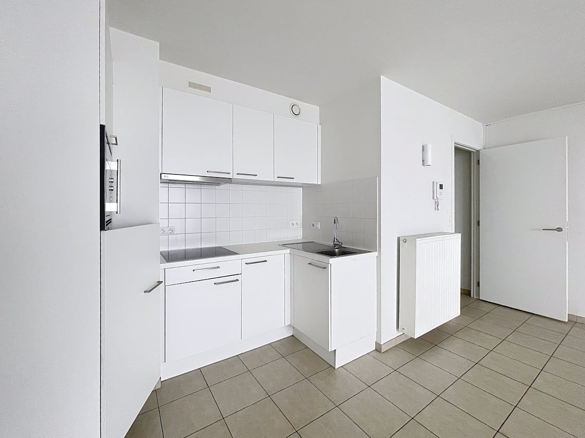 Molenbeek - Spacieux studio à louer au 12ème étage - photo 5