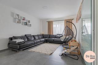 WELLE - Deze instapklare woning kan u vinden in een doodlopende straat nabij de dorpskern van Welle, een deelgemeente van Denderleeuw. De woning geniet van een gunstige ligging nabij winkels, scholen, openbaar vervoer en belangrijke verbindingswegen richting Aalst, Brussel en Gent. Welle biedt een aangename woonomgeving met een dorpskarakter en alle nodige voorzieningen binnen handbereik. Bovendien bevindt de woning zich vlak bij het Broekpark, ideaal voor ontspanning, wandelingen en recreatie in het groen.<br /><br />De woning onderging een grondige renovatie en combineert hedendaags wooncomfort met een uitstekende energiezuinigheid. Zo beschikt ze over centrale verwarming op aardgas, zonnepanelen, conforme elektriciteit, een EPC-label B en een asbestvrij attest.<br /><br />Bij het betreden van de woning komt u terecht in een inkomhal met gastentoilet en een praktische doucheruimte. Verder leidt de inkomhal naar de grote, lichtrijke woonkamer die naadloos overgaat in de open keuken en gezellige leefruimte. De grote raampartijen aan de achterzijde zorgen voor een overvloed aan natuurlijk licht en bieden een mooi zicht op het terras en de tuin. Aansluitend bevindt zich een handige berging die extra opbergruimte biedt en perfect dienst kan doen als wasplaats.<br />Op de eerste verdieping bevinden zich drie volwaardige slaapkamers en een tweede badkamer met ligbad. Deze verdieping biedt alle comfort en ruimte die een gezin nodig heeft.<br />De zolderverdieping werd volledig afgewerkt tot een ruime vierde slaapkamer. Dankzij de oppervlakte en het aparte toilet is deze ruimte multifunctioneel inzetbaar.<br /><br />Met vier slaapkamers, twee badkamers, drie toiletten en een instapklare renovatie biedt deze woning uitzonderlijk veel ruimte en comfort. De rustige ligging in een doodlopende straat, de nabijheid van het groen van het Broekpark en de uitstekende energieprestaties maken van deze woning een ideale gezinswoning.<br /><br />Kortom: Bent u op zoek naar een ruime, energiezuinige en instapklare woning op een toplocatie in Welle? Dan is deze woning zeker een bezoek waard!<br /><br />Info of bezoek: 053/60.65.60<br /><br />De vermelde prijs is een richtprijs. Na ontvangst van de biedingen zal de verkoper beslissen of hij/zij de eigendom verkoopt aan het beste bod. De richtprijs is aldus niet bindend voor de verkoper. Voor meer info kunt u ons contacteren of het reglement raadplegen op onze website.
