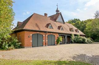 Te koop: karaktervol landhuis op ca. 5.000 m² in DeerlijkIn een groene en rustige omgeving in Deerlijk bevindt zich dit karaktervolle landhuis op een royaal perceel van ca. 5.000 m². Met een bewoonbare oppervlakte van ca. 377 m², veel privacy en tal van mogelijkheden combineert deze eigendom comfortabel wonen met ruimte voor professionele activiteiten.Wat maakt deze eigendom uniek?De woning beschikt over royale leefruimtes met grote raampartijen, waardoor natuurlijk licht en het omliggende groen overal aanwezig zijn. Warme houten vloeren, kwalitatief houtwerk en karaktervolle schouwen geven het interieur een tijdloze uitstraling. Met 4 ruime slaapkamers, een badkamer en een grote polyvalente ruimte biedt de woning bijzonder veel flexibiliteit. Deze extra ruimte leent zich uitstekend als kantoor, praktijk, hobbyruimte of voor andere professionele of private doeleinden.Buiten geniet u van een prachtig groen perceel van ca. 5.000 m², waar mature beplanting voor rust en privacy zorgt. Twee ruime garages bieden volop plaats voor wagens en opslag. Daarnaast is er ruime parkeergelegenheid, wat een belangrijke troef vormt wanneer wonen en werken gecombineerd worden.Voor wie is dit ideaal?Ideaal voor iedereen die op zoek is naar een karaktervolle eigendom met veel privacy én mogelijkheden voor wonen en werken.Te koop via Immo Beguin, jouw vastgoedexpert sinds 2009, met kantoren in Ronse, Waregem, Kortrijk, Deinze, Doornik, Lessines, Moeskroen en Nieuwpoort.