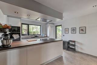 <p>Voor meer info of een bezoek, bel 054 69 39 39 - <strong>Deze levensloopbestendige woning onderging recent een grondige renovatie met kwalitatieve materialen.</strong> In het hartje van Zomergem vinden we deze 4 slaapkamerwoning die naar eigen smaak verder kan afgewerkt worden. Op het gelijkvloers vinden we de inkomhal met trap naar boven, een grote woonkamer met een volledig geïnstalleerde keuken en een wasberging. Verder vinden we nog<strong> twee ruime kamers</strong> waarvan er één dienst doet als dressing en de andere een volledig geïnstalleerde badkamer is. Op de eerste verdieping vinden we nog <strong>twee ruime kamers</strong> en de voorziening om een bijkomende badkamer te plaatsen naar eigen smaak. Er is ook <strong>een aparte dubbele garage met inrichtbare zolder</strong>. Alle technieken in dit huis werden vervangen en het plaatsen van <strong>de zonnepanelen</strong> zorgt ervoor dat uw energiefactuur binnen de perken blijft. Instapklaar - Goede verbindingsweg - Mogelijkheid te personaliseren in de verdere afwerking (staat schilderklaar) (Maatregelenregister in aanvraag)</p>