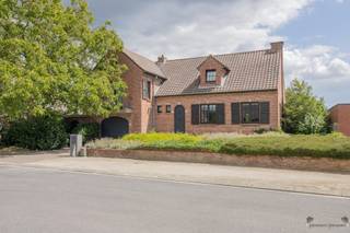 <p><span>Ruime woning met min. 3 slaapkamers, polyvalente zolderruimte van 60 m² en zwembad. </span><span> </span></p><p><span> </span></p><p><span>Gelijkvloers</span><span>: </span></p><p><span>Inkomhal met apart toilet. </span></p><p><span>Woonkamer van 40 m² op keramische tegel. </span></p><p><span>Geïnstalleerde keuken van 18 m² met: </span></p><p><span>- spoelbak </span></p><p><span>- keramische kookplaat </span></p><p><span>- dampkap </span></p><p><span>- vaatwasmachine </span></p><p><span>- warme luchtoven </span></p><p><span>- koelkast met vriesvak </span></p><p><span>Berging van 12 m², met achterinkom. </span></p><p><span>Wasplaats van 7 m². </span></p><p><span> </span></p><p><span>Inpandige garage van 27 m² op stenen vloer. </span></p><p><span> </span></p><p><span>1ste verdieping</span><span>: </span></p><p><span>Nachthal met toegang tot zolder. </span></p><p><span>3 slaapkamers, allen op laminaat, van respectievelijk 16 m², 12 m² en 8 m². </span></p><p><span>Badkamer van 7,5 m² op laminaat met: </span></p><p><span>- hoekbad </span></p><p><span>- douche </span></p><p><span>- toilet </span></p><p><span>- enkele wastafel op meubel </span></p><p><span> </span></p><p><span>Zolderruimte</span><span>: </span></p><p><span>Polyvalente ruimte van ca. 60 m², met kitchenette en douche. </span></p><p><span> </span></p><p><span>Terrassen van ca. 60 m². </span></p><p><span> </span></p><p><span>Buitenzwembad (warmtepomp). </span></p><p><span>Serre. </span></p><p><span> </span></p><p><span>Stedenbouwkundige inlichtingen: vergunning aanwezig, verkavelingsvergunning, geen voorkooprecht, geen maatschappelijke herstelmaatregel opgelegd, woongebied. </span></p>