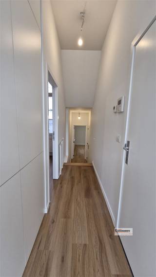 Gerenoveerd appartement met twee slaapkamers. Centraal gelegen dichtbij invalswegen en openbaar vervoer. Indeling: Op de eerste verdieping gelegen...