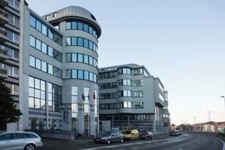 <p><span>Gelegen aan de </span><strong><span>Zwartzustersvest 24 in Mechelen</span></strong><span>, biedt het </span><strong><span>Mechelen City Center (MCC)</span></strong><span> een professionele werkomgeving in een kwalitatief kantoorgebouw.</span></p>
<p><span>Het gebouw werd opgetrokken in 2003 en is uitgerust volgens de hedendaagse eisen, met onder meer </span><strong><span>volledige airconditioning, dubbele beglazing en moderne voorzieningen</span></strong><span>, die zorgen voor comfort en functionaliteit tijdens de werkdag.</span></p>
<p><span>Dankzij de ligging aan de ring van Mechelen zijn de belangrijkste verkeersassen vlot bereikbaar. Het </span><strong><span>historische stadscentrum en de stations Mechelen-Centraal en Nekkerspoel</span></strong><span> bevinden zich bovendien op wandelafstand.</span></p>
<p><span>Er zijn </span><strong><span>parkeerplaatsen beschikbaar</span></strong><span> op de site, wat extra gemak biedt voor medewerkers en bezoekers.</span></p>
<p><span>Het MCC is een aantrekkelijke bedrijfslocatie voor ondernemingen die op zoek zijn naar een comfortabel, goed gelegen en vlot bereikbaar kantoor in Mechelen.</span></p>